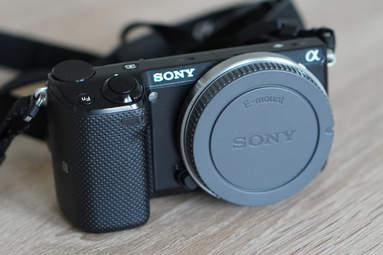 Photo of the Sony Alpha NEX-5T.